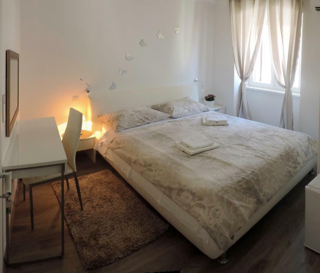 Apartment & Room Ivan Sibenik Bagian luar foto