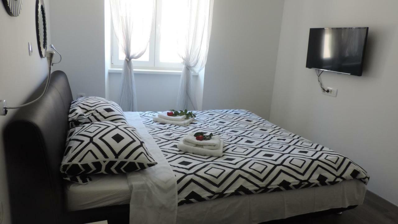 Apartment & Room Ivan Sibenik Bagian luar foto